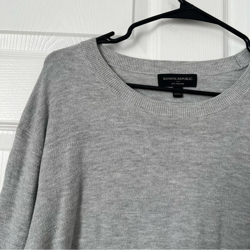 Banana Republic Men's Light Gray Crewneck Sweater